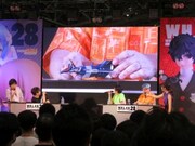 「SSSS.GRIDMAN」トークイベントでアシストウェポンの戦闘機を紹介する様子。