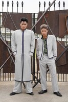 左から鈴木伸之扮する片桐智司、磯村勇斗扮する相良猛。