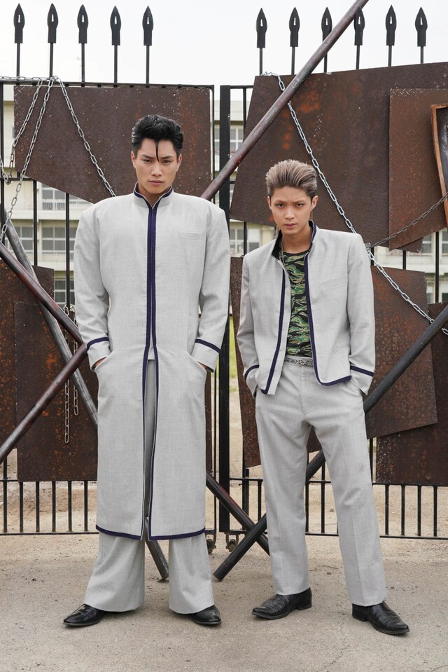 左から鈴木伸之扮する片桐智司、磯村勇斗扮する相良猛。