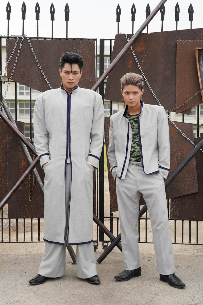 左から鈴木伸之扮する片桐智司、磯村勇斗扮する相良猛。