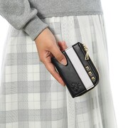 八乙女楽をモチーフにしたカードケースの使用例。