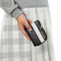 八乙女楽をモチーフにしたカードケースの使用例。