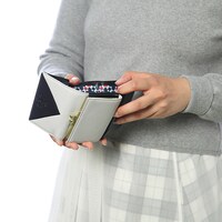 八乙女楽をモチーフにしたミニ財布の使用例。