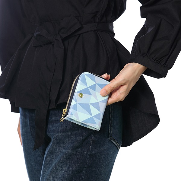 和泉一織をモチーフにしたカードケースの使用例。