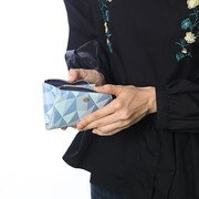 和泉一織をモチーフにしたカードケースの使用例。