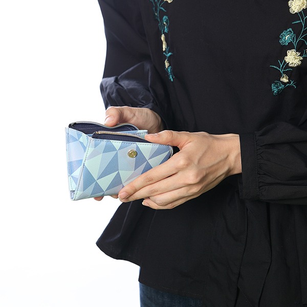 和泉一織をモチーフにしたカードケースの使用例。