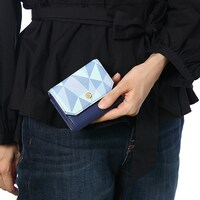 和泉一織をモチーフにしたミニ財布の使用例。