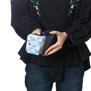 和泉一織をモチーフにしたミニ財布の使用例。