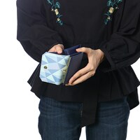 和泉一織をモチーフにしたミニ財布の使用例。