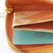 和泉三月をモチーフにしたカードケース。