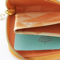 和泉三月をモチーフにしたカードケース。