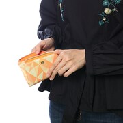 和泉三月をモチーフにしたカードケースの使用例。