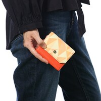 和泉三月をモチーフにしたミニ財布の使用例。