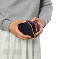 百をモチーフにしたカードケースの使用例。