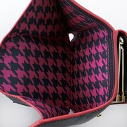 百をモチーフにしたミニ財布。