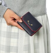 百をモチーフにしたミニ財布の使用例。