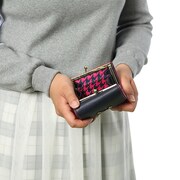 百をモチーフにしたミニ財布の使用例。