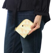 六弥ナギをモチーフにしたカードケースの使用例。