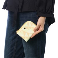 六弥ナギをモチーフにしたカードケースの使用例。