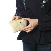 六弥ナギをモチーフにしたカードケースの使用例。