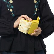 六弥ナギをモチーフにしたミニ財布の使用例。