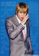 馬場良馬扮する霊幻新隆。