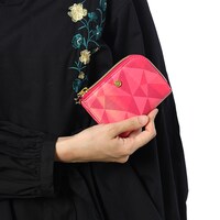 七瀬陸をモチーフにしたカードケースの使用例。