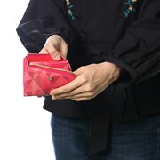 七瀬陸をモチーフにしたカードケースの使用例。