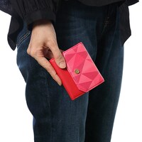 七瀬陸をモチーフにしたミニ財布の使用例。