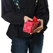 七瀬陸をモチーフにしたミニ財布の使用例。