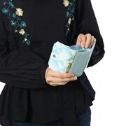 四葉環をモチーフにしたミニ財布の使用例。