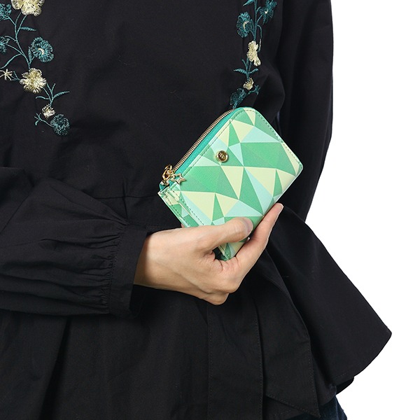 二階堂大和をモチーフにしたカードケースの使用例。