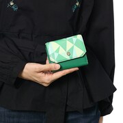 二階堂大和をモチーフにしたミニ財布の使用例。