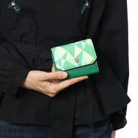 二階堂大和をモチーフにしたミニ財布の使用例。