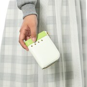 千をモチーフにしたカードケースの使用例。