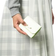 千をモチーフにしたミニ財布の使用例。