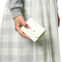 千をモチーフにしたミニ財布の使用例。