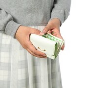 千をモチーフにしたミニ財布の使用例。