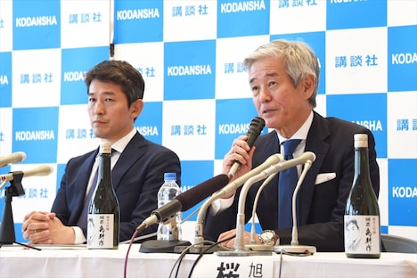 「獺祭 島耕作」商品説明会の様子。左から旭酒造の桜井一宏社長、桜井博志会長。