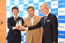 「獺祭 島耕作」で乾杯する3人。左から旭酒造の桜井一宏社長、弘兼憲史、旭酒造の桜井博志会長。