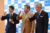 「獺祭 島耕作」を試飲する3人。