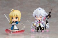 別売りの「ねんどろいど セイバー/アルトリア・ペンドラゴン」（左）と「ねんどろいど キャスター/マーリン 花の魔術師Ver.」（右）。