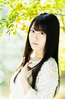 王手李亞役の小倉唯。