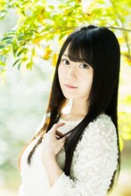 王手李亞役の小倉唯。