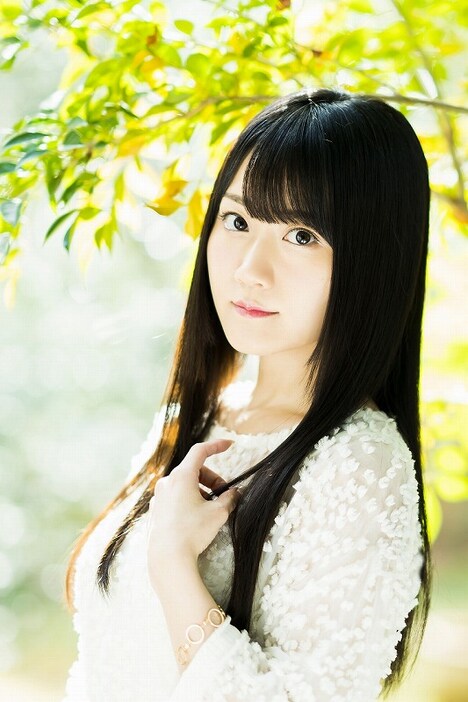 王手李亞役の小倉唯。