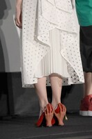 「僕のヒーローアカデミア」に登場するキャラクター・死柄木弔をイメージした靴を見せる佐倉綾音。