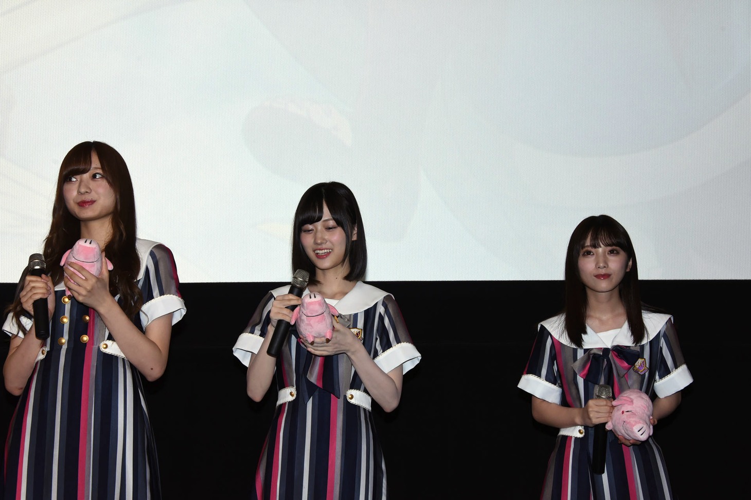 乃木坂46より、左から梅澤美波、山下美月、与田祐希。
