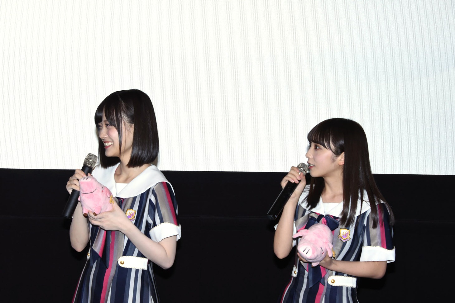 左から山下美月、与田祐希。