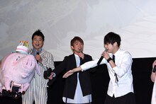 ホークの早い動きに思わずツッコミを入れる梶（右）とよゐこ。