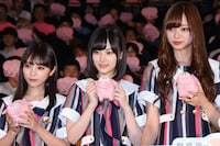 左から与田祐希、山下美月、梅澤美波。
